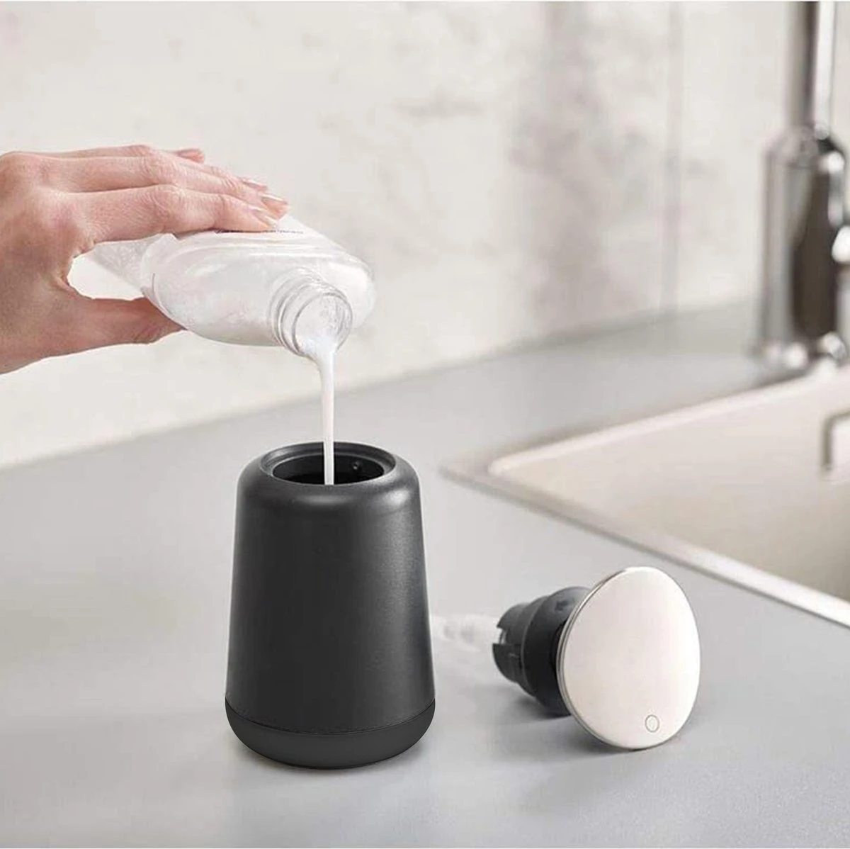 Wonix® - Zeepdispenser - Zeeppompje - Duw Met Pols - 300ml - Zwart 6 Wonix® - Zeepdispenser - Zeeppompje - Duw Met Pols - 300ml - Zwart - Afbeelding 4