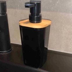 Bamboe Zeepdispenser - Bamboe Zeeppompje - Zeepdispenser - Zeeppompje - Zeepdispenser Zwart - Zeepdispensers - Zeeppomp - Formaat 18 X 7.5 X 7.5 Cm -Badkamer Accessoires Winkel 1200x1200 1416
