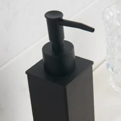 VDN Stainless Zeeppompje - Zeepdispenser - Zeeppompje Vrijstaand - Zwart - Vierkant - RVS -Badkamer Accessoires Winkel 1200x1200 1447