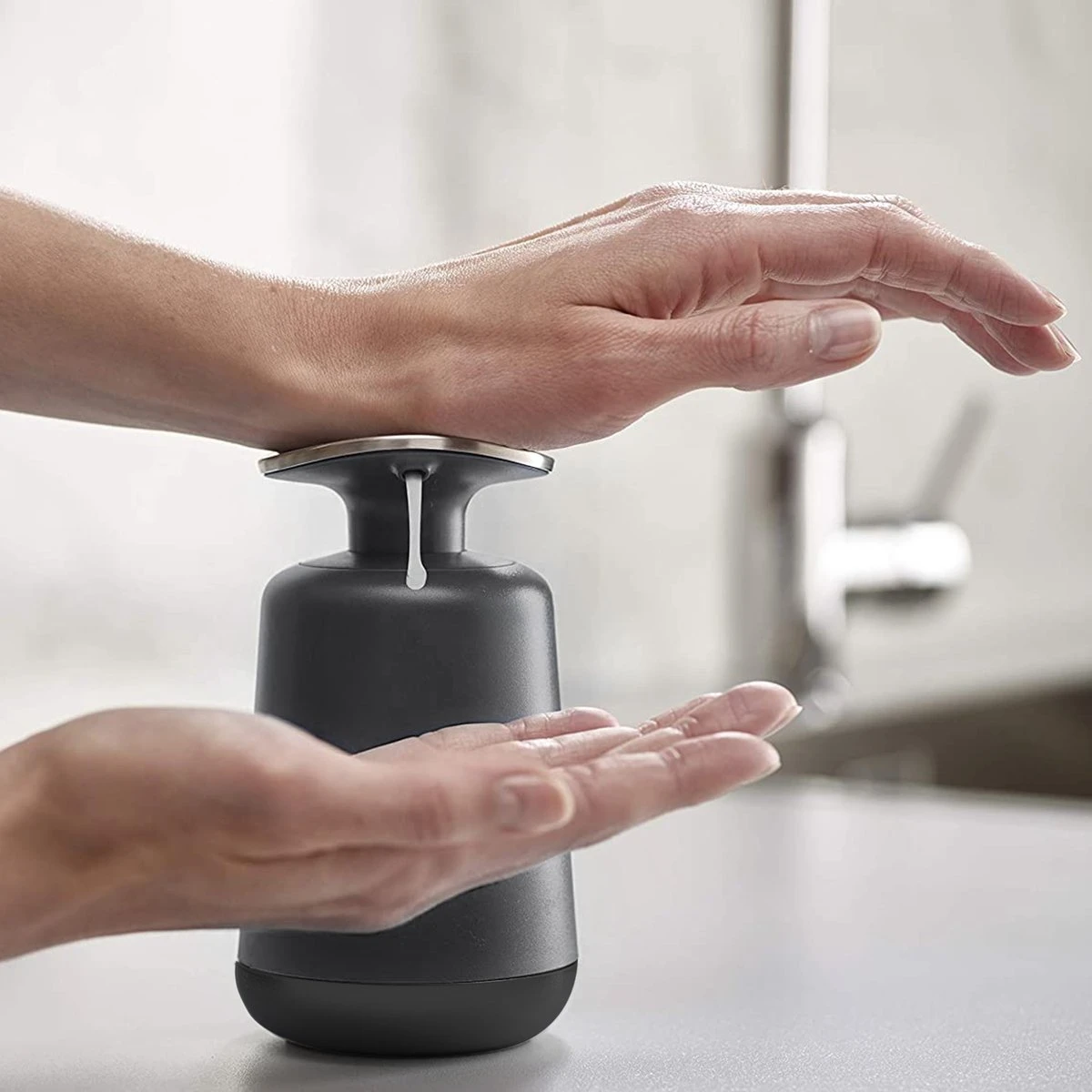 Wonix® - Zeepdispenser - Zeeppompje - Duw Met Pols - 300ml - Zwart 9 Wonix® - Zeepdispenser - Zeeppompje - Duw Met Pols - 300ml - Zwart - Afbeelding 7