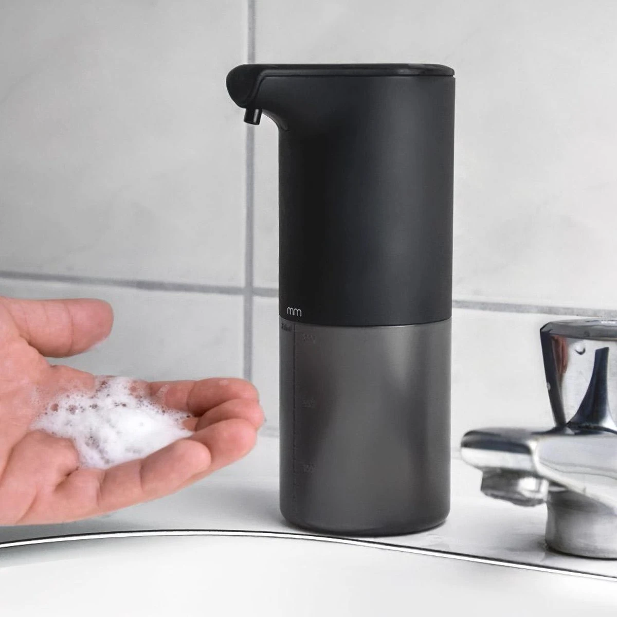 MikaMax Automatische Zeepdispenser - Zeeppompje - Oplaadbaar - Foam Technologie - Infrarood Sensor - Mat Zwart - 350ml 8 MikaMax Automatische Zeepdispenser - Zeeppompje - Oplaadbaar - Foam Technologie - Infrarood Sensor - Mat Zwart - 350ml - Afbeelding 6
