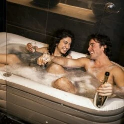 Tubble® Royale Air Bath - 255L - Ambient Taupe - Opblaasbaar Ligbad – Voor Volwassenen -Badkamer Accessoires Winkel 1200x1200 2509