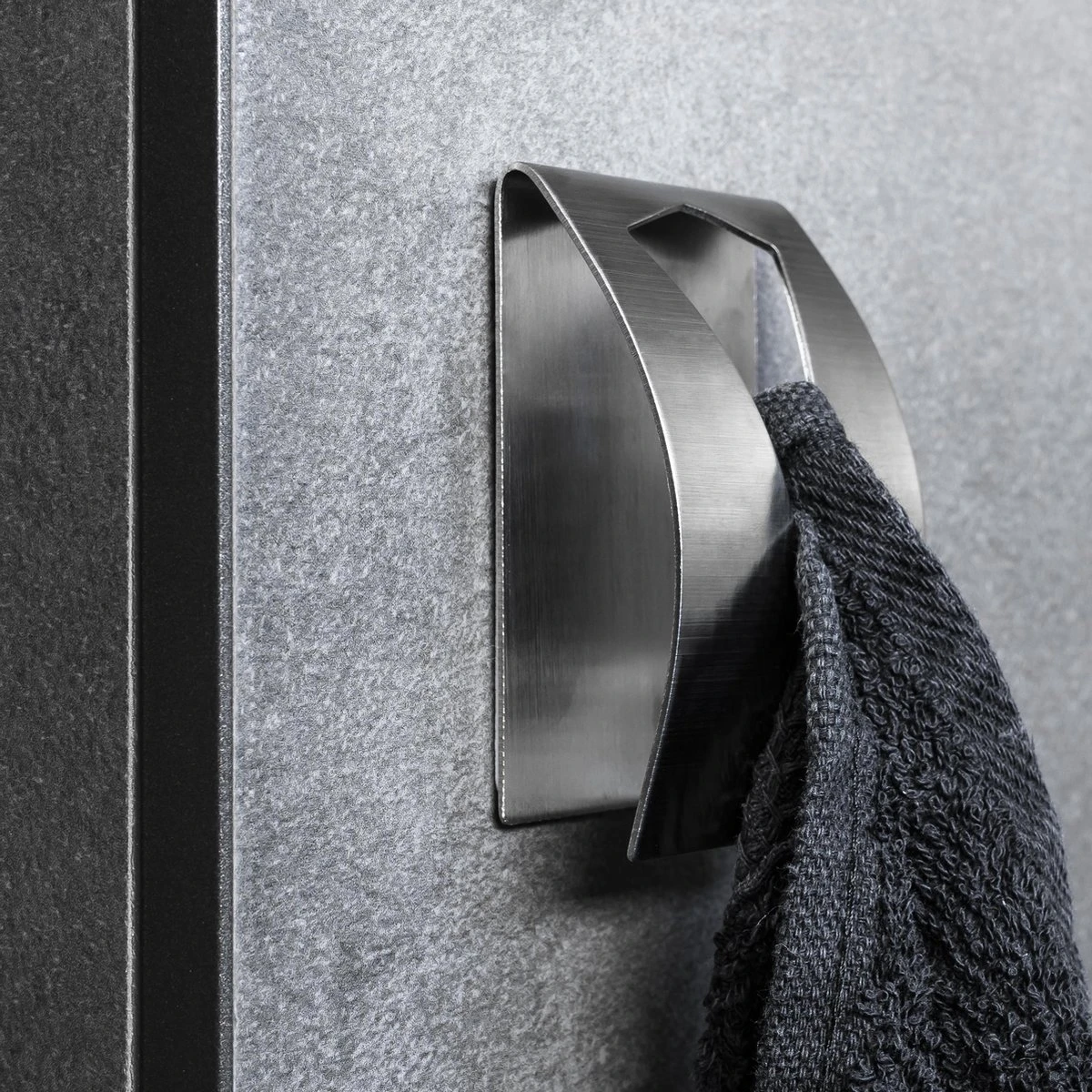 QUVIO Handdoek Houder RVS - Handdoek Of Theedoek Klem Met Plakstrip Voor In Keuken, Badkamer, Toilet Of Bijkeuken - Strak Design En Geen Schroeven Nodig - Staal - Klem - Theedoek 7 QUVIO Handdoek Houder RVS - Handdoek Of Theedoek Klem Met Plakstrip Voor In Keuken, Badkamer, Toilet Of Bijkeuken - Strak Design En Geen Schroeven Nodig - Staal - Klem - Theedoek - Afbeelding 5