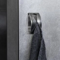 QUVIO Handdoek Houder RVS - Handdoek Of Theedoek Klem Met Plakstrip Voor In Keuken, Badkamer, Toilet Of Bijkeuken - Strak Design En Geen Schroeven Nodig - Staal - Klem - Theedoek 15 QUVIO Handdoek Houder RVS - Handdoek Of Theedoek Klem Met Plakstrip Voor In Keuken, Badkamer, Toilet Of Bijkeuken - Strak Design En Geen Schroeven Nodig - Staal - Klem - Theedoek -Badkamer Accessoires Winkel 1200x1200 409