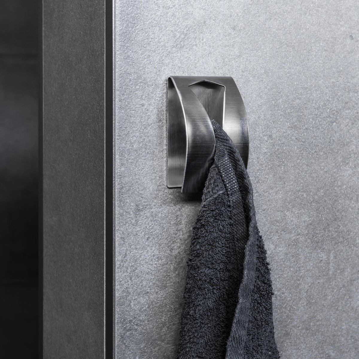 QUVIO Handdoek Houder RVS - Handdoek Of Theedoek Klem Met Plakstrip Voor In Keuken, Badkamer, Toilet Of Bijkeuken - Strak Design En Geen Schroeven Nodig - Staal - Klem - Theedoek 8 QUVIO Handdoek Houder RVS - Handdoek Of Theedoek Klem Met Plakstrip Voor In Keuken, Badkamer, Toilet Of Bijkeuken - Strak Design En Geen Schroeven Nodig - Staal - Klem - Theedoek - Afbeelding 6