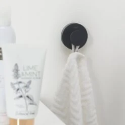 Tiger Urban - Handdoekhaak - 2 Stuks - Zwart - ø 5 Cm - Inclusief 4 Decorringen - Zelfklevend 19 Tiger Urban - Handdoekhaak - 2 Stuks - Zwart - ø 5 Cm - Inclusief 4 Decorringen - Zelfklevend -Badkamer Accessoires Winkel 1200x1200 445