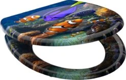 SCHÜTTE WC-Bril 82372 SEA LIFE - Duroplast - Soft Close - Afklikbaar - RVS-Scharnieren - Decor - 3-zijdige Print -Badkamer Accessoires Winkel 1200x768 4