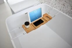 Badrek Bamboe Met IPAD Houder Galeara - Tablethouder - Telefoonhouder - Anti-slip Krasbescherming Badcaddy Badkuiprekje - Badrekje Uitschuifbaar Bamboe Hout -Badkamer Accessoires Winkel 1200x797