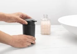 Brabantia ReNew Zeepdispenser - 250 Ml - Dark Grey 15 Brabantia ReNew Zeepdispenser - 250 Ml - Dark Grey -Badkamer Accessoires Winkel 1200x841 1