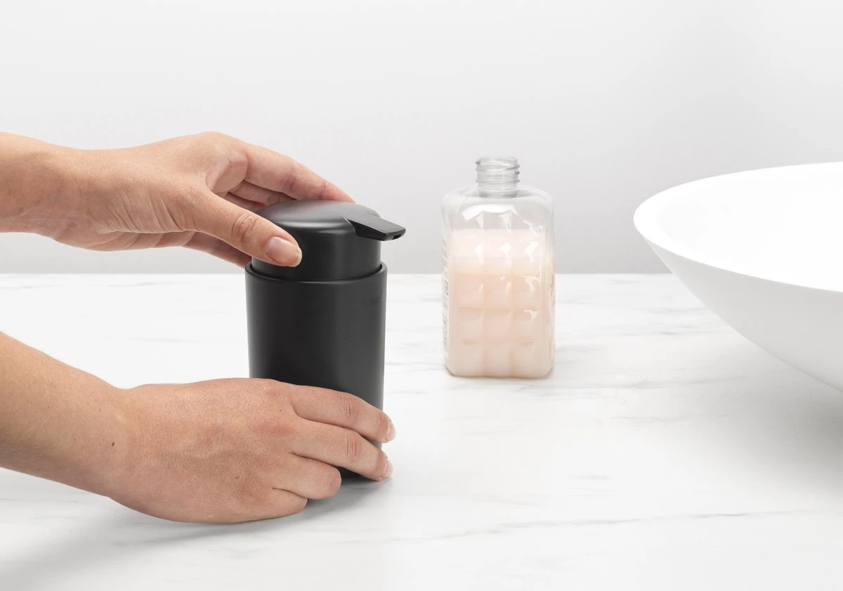 Brabantia ReNew Zeepdispenser - 250 Ml - Dark Grey 5 Brabantia ReNew Zeepdispenser - 250 Ml - Dark Grey - Afbeelding 3