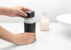 Brabantia ReNew Zeepdispenser - 250 Ml - Dark Grey 16 Brabantia ReNew Zeepdispenser - 250 Ml - Dark Grey -Badkamer Accessoires Winkel 1200x848
