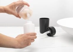 Brabantia ReNew Zeepdispenser - 250 Ml - Dark Grey 17 Brabantia ReNew Zeepdispenser - 250 Ml - Dark Grey -Badkamer Accessoires Winkel 1200x861 2