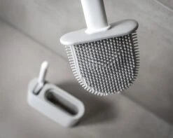 Lopoleis WC Borstel – Toiletborstel – Gesloten Bodem – WC Borstel Met Randreiniger – Siliconen – Grijs – WC Borstel Met Houder – Vrijstaand – Hangend – WC Borstel En Houder -Badkamer Accessoires Winkel 1200x959 1