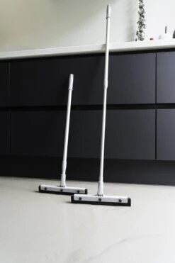Chaton® Vloertrekker Lang Met Ophangsysteem - Afdraaibare Wisser - Douchewisser - Trekker Douche - Vloerwisser - Uitschuifbaar 70cm Tot 125cm -Badkamer Accessoires Winkel 800x1200