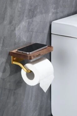 Lopoleis WC Rolhouder – Luxe Toiletrolhouder Walnoothout – Goud – Zelfklevend – WC Rolhouder Zonder Boren – Toiletrolhouder Met Plankje – WC Rolhouder Goud – Badkamer Accessoires 15 Lopoleis WC Rolhouder – Luxe Toiletrolhouder Walnoothout – Goud – Zelfklevend – WC Rolhouder Zonder Boren – Toiletrolhouder Met Plankje – WC Rolhouder Goud – Badkamer Accessoires -Badkamer Accessoires Winkel 800x1200 6