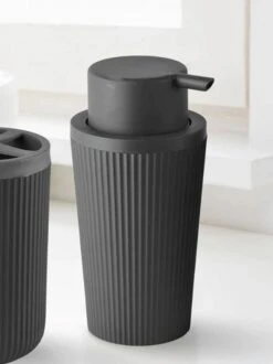 Badkamer Set - 5 Accessoires - Tandenborstelhouder - Zeepdispenser - WC Borstel - Zeepbakje - ZWART - Kayslus -Badkamer Accessoires Winkel 897x1200 1