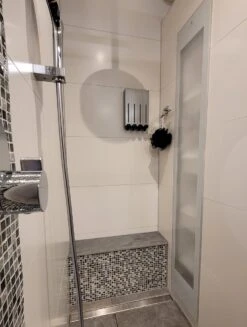 Aquathof, Zeepdispenser, RVS Kleur, 4 Kamer, 4 Reservoirs, 4x500ml, Hangend - Wandmontage -Badkamer Accessoires Winkel 906x1200 5