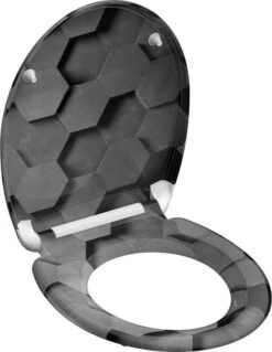 SCHÜTTE WC-Bril 82392 GREY HEXAGONS - Duroplast - Soft Close - Afklikbaar - RVS-Scharnieren - Decor - 3-zijdige Print 13 SCHÜTTE WC-Bril 82392 GREY HEXAGONS - Duroplast - Soft Close - Afklikbaar - RVS-Scharnieren - Decor - 3-zijdige Print -Badkamer Accessoires Winkel 929x1200 2